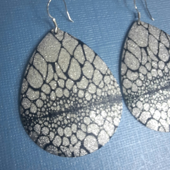Large Silver teardrop laser earrings - Picture 6 of 7